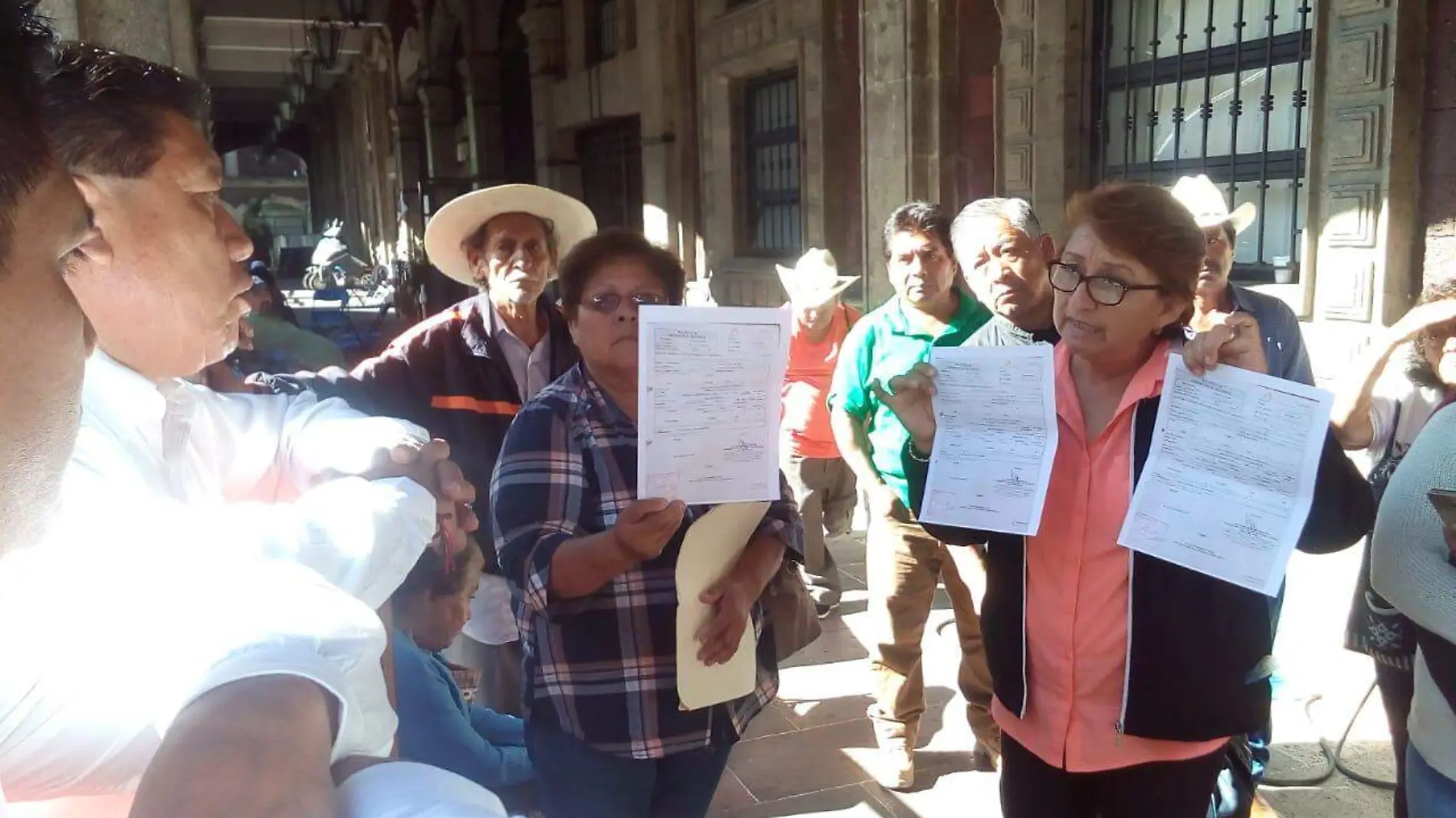 Impiden damnificados de Tetelcingo el ingreso de trabajadores a Palacio de Gobierno